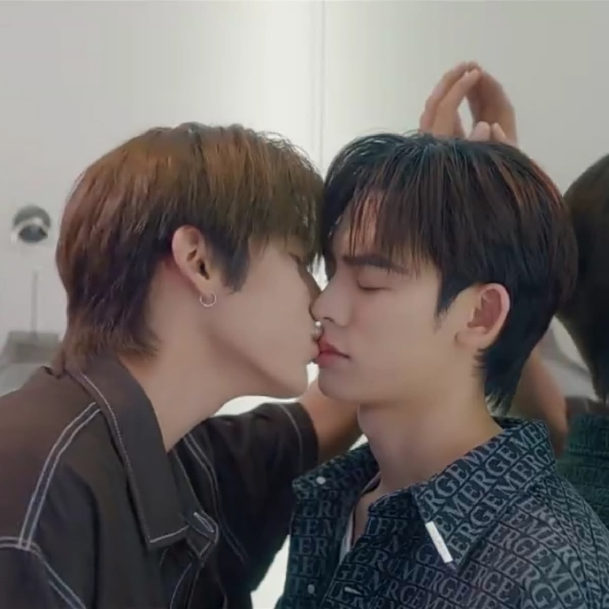 twnpchit's tweet photo. I just love their little pecks https://t.co/tm7B6I5HTO