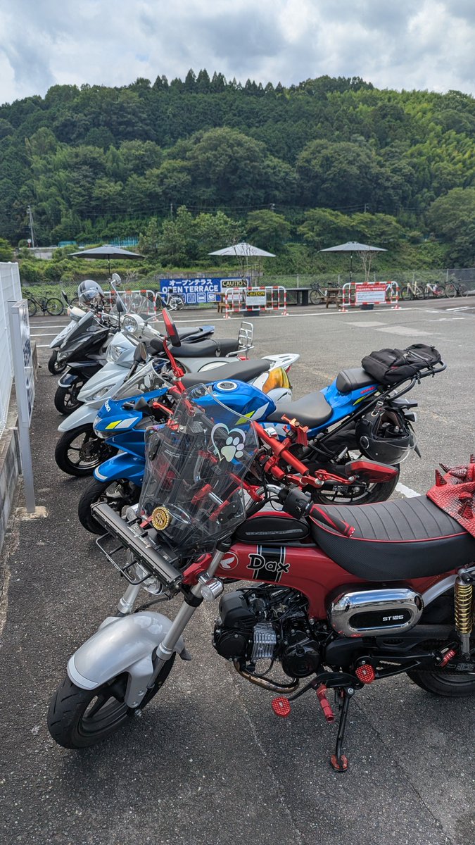 Rj0vFKu7Wq47150's tweet photo. #GSX125
#ヴェスパ
#DAX125
今回のクレイジー・ツーリングは…５人で定番のライダーズカフェ・ヴィンテージへ行ってきたぜ🏍️。
豆っちさんがヴェスパを購入＆新メンバーのGo-Chooさんがデビュー🎉してくれて…賑やかになったね！
急に夏らしくなって…走ってても暑いぜ🔥。
o(^_^)/ https://t.co/6MKCH6TbGt