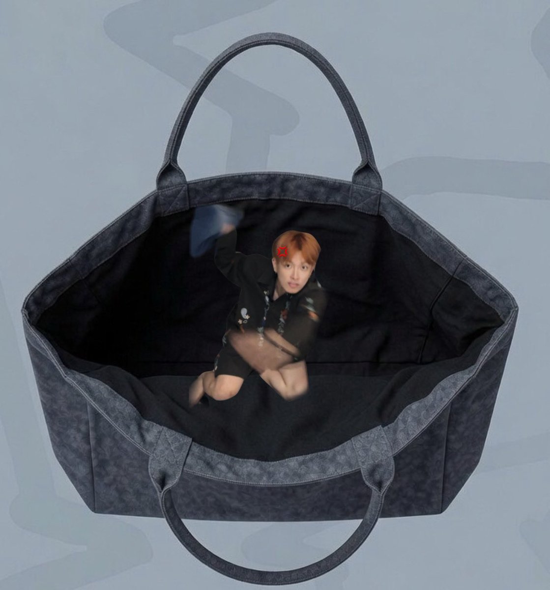 Hongjoongisnm's tweet photo. Hongjoong’s inside San’s MD bag 😭 https://t.co/nQn5oGPZOe