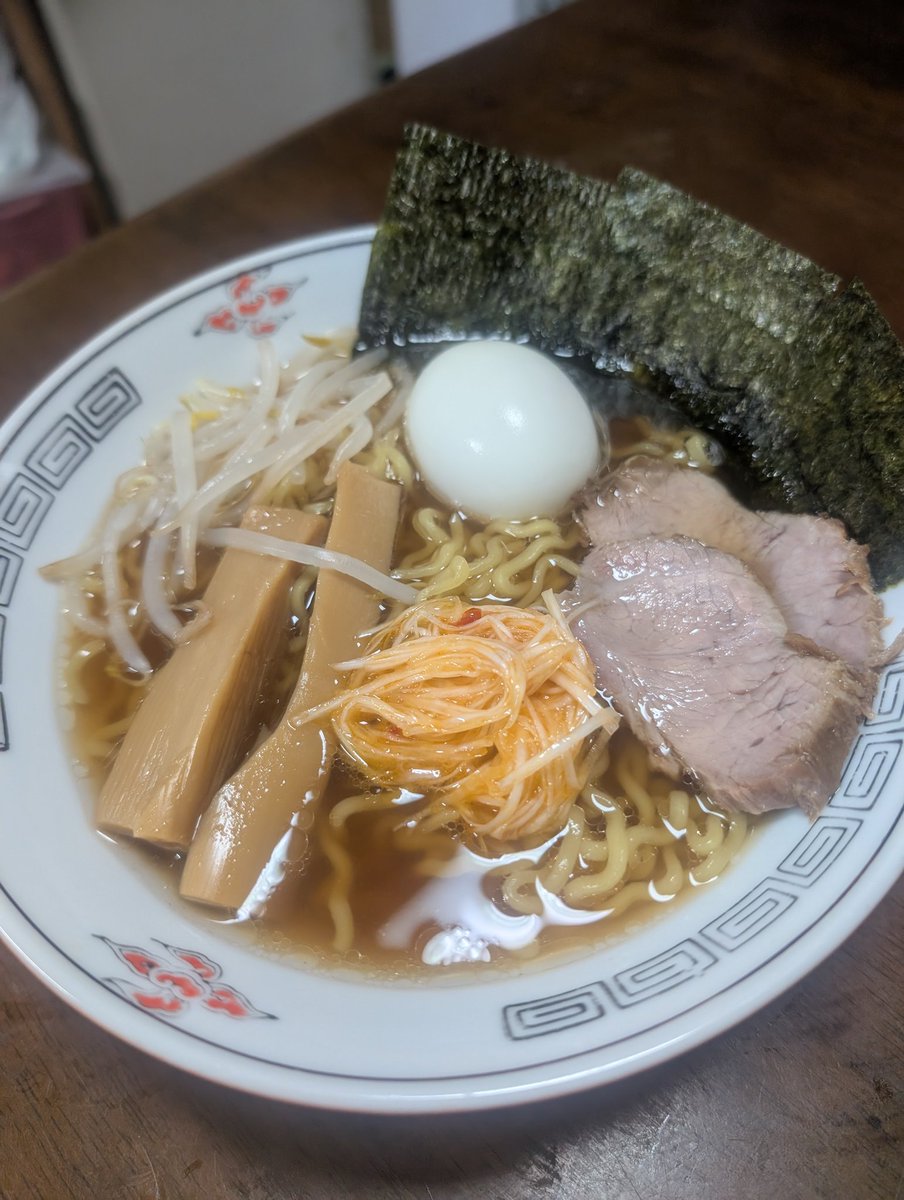 coppa0906's tweet photo. 今日は日曜日なので醤油ラーメン作りました( ˊᵕˋ*)
スープを和風にしたので中華そばになりました
美味しかったよ⸜(*´ᗜ`*)⸝ https://t.co/blLpGHu3Ee