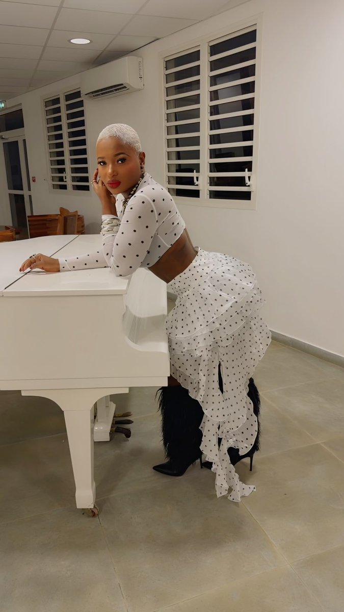 aniealerteht's tweet photo. Yo rele li fou
Mwen m rele li : Gourmand de la vie 🤷🏾‍♀️ 
Merci la Guyane 
Merci @allstarsfestival.gf 
Direction Martinique 🇲🇶 
Rendezvous demain soir avec ZILE
Styled by my girl @cassiegilles 
Makeup @agnias_stroke https://t.co/TkanNYYGge