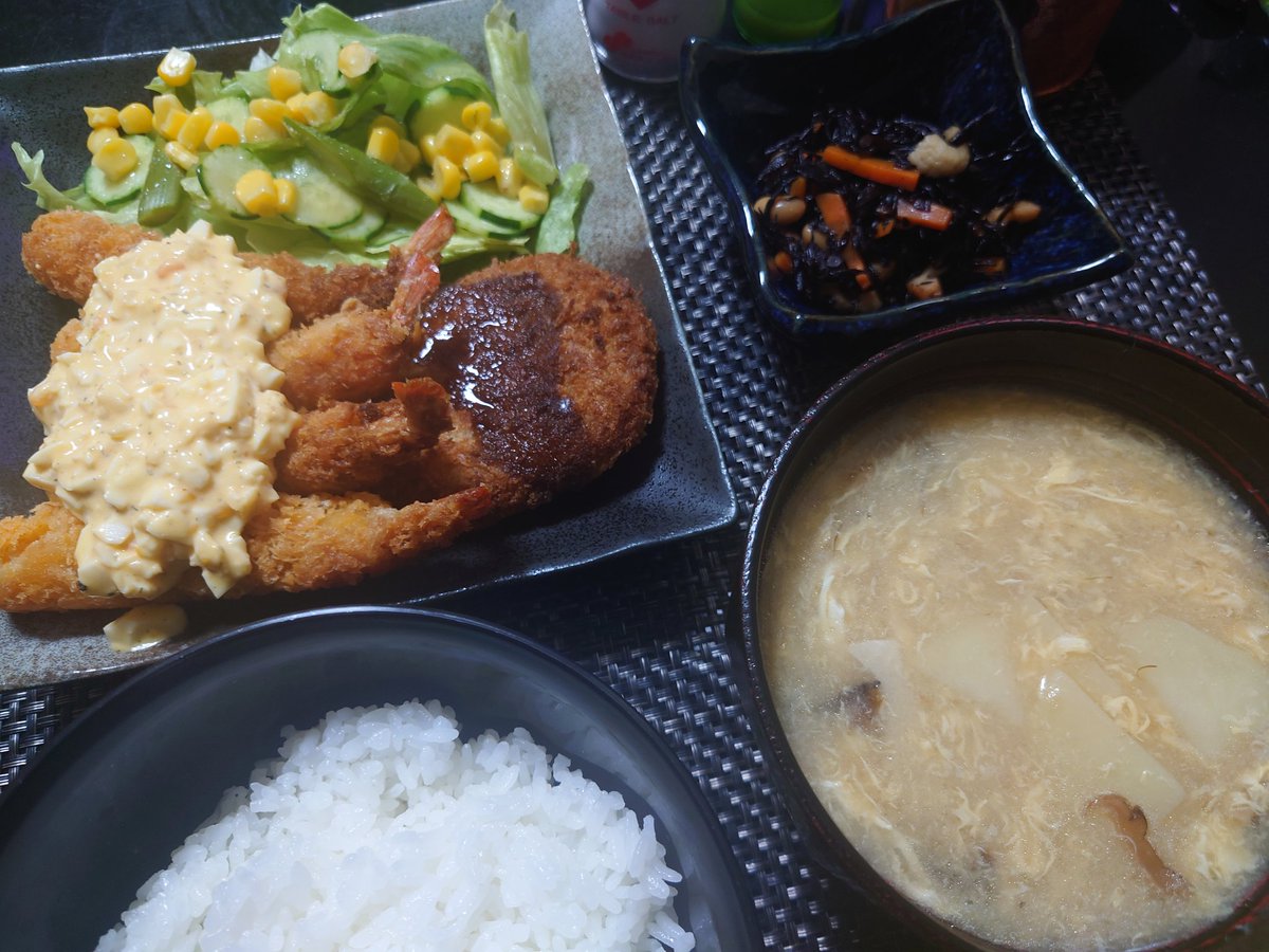 I313I3's tweet photo. 塩レモン焼きそば、ひじき煮
昨日はミックスフライ、帆立中華スープ、ひじき煮

今日は黒とビビと地域住民らで1時間以上まったりして帰宅
食後は13日の金曜日を観る予定

#おうちごはん https://t.co/zbUyN99FzK