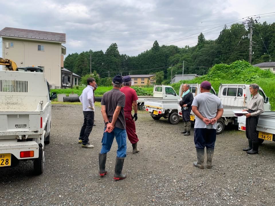 oodairahnw's tweet photo. 今日は朝から農道の砂利敷き作業を行いました。9名の参加でしたが、近所の建設会社からバックホウとダンプトラックを借りましたので大分捗りました。会員のトラクターの排土板は強力です。軽ダンプ3台で狭い農道に砂利を運んでトラクターと人力で均しました。
次回は収穫祭の後（11月）に行います。 https://t.co/wHBULKmyJS