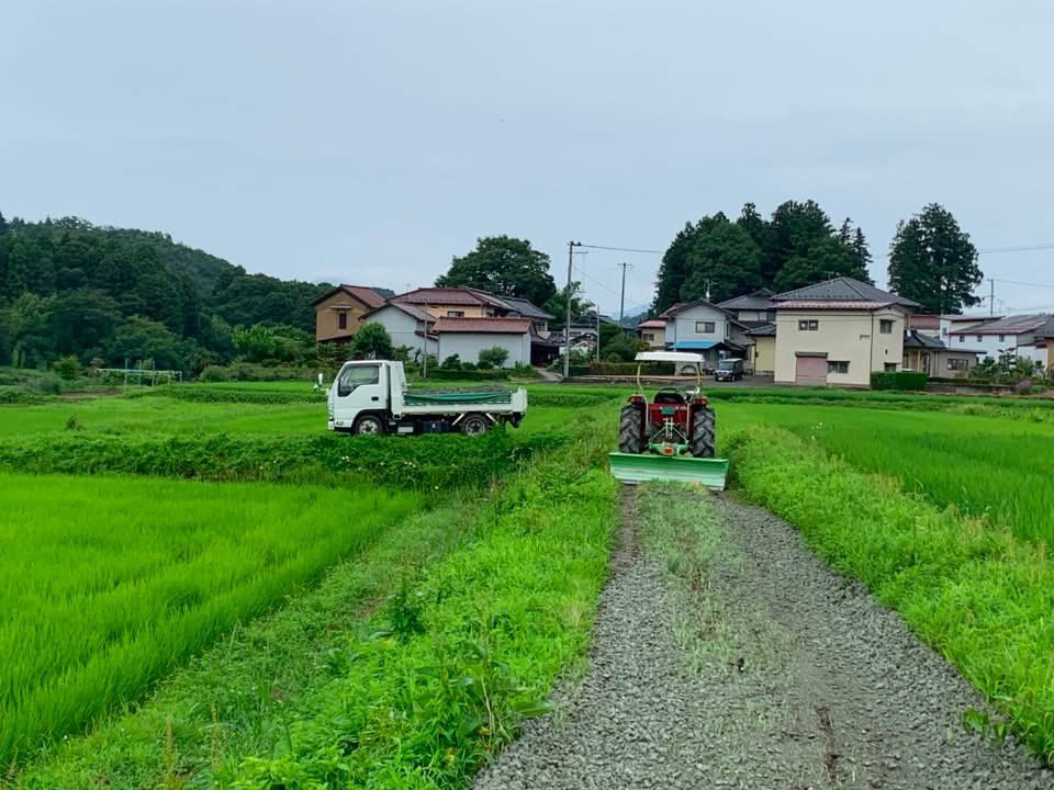 oodairahnw's tweet photo. 今日は朝から農道の砂利敷き作業を行いました。9名の参加でしたが、近所の建設会社からバックホウとダンプトラックを借りましたので大分捗りました。会員のトラクターの排土板は強力です。軽ダンプ3台で狭い農道に砂利を運んでトラクターと人力で均しました。
次回は収穫祭の後（11月）に行います。 https://t.co/wHBULKmyJS