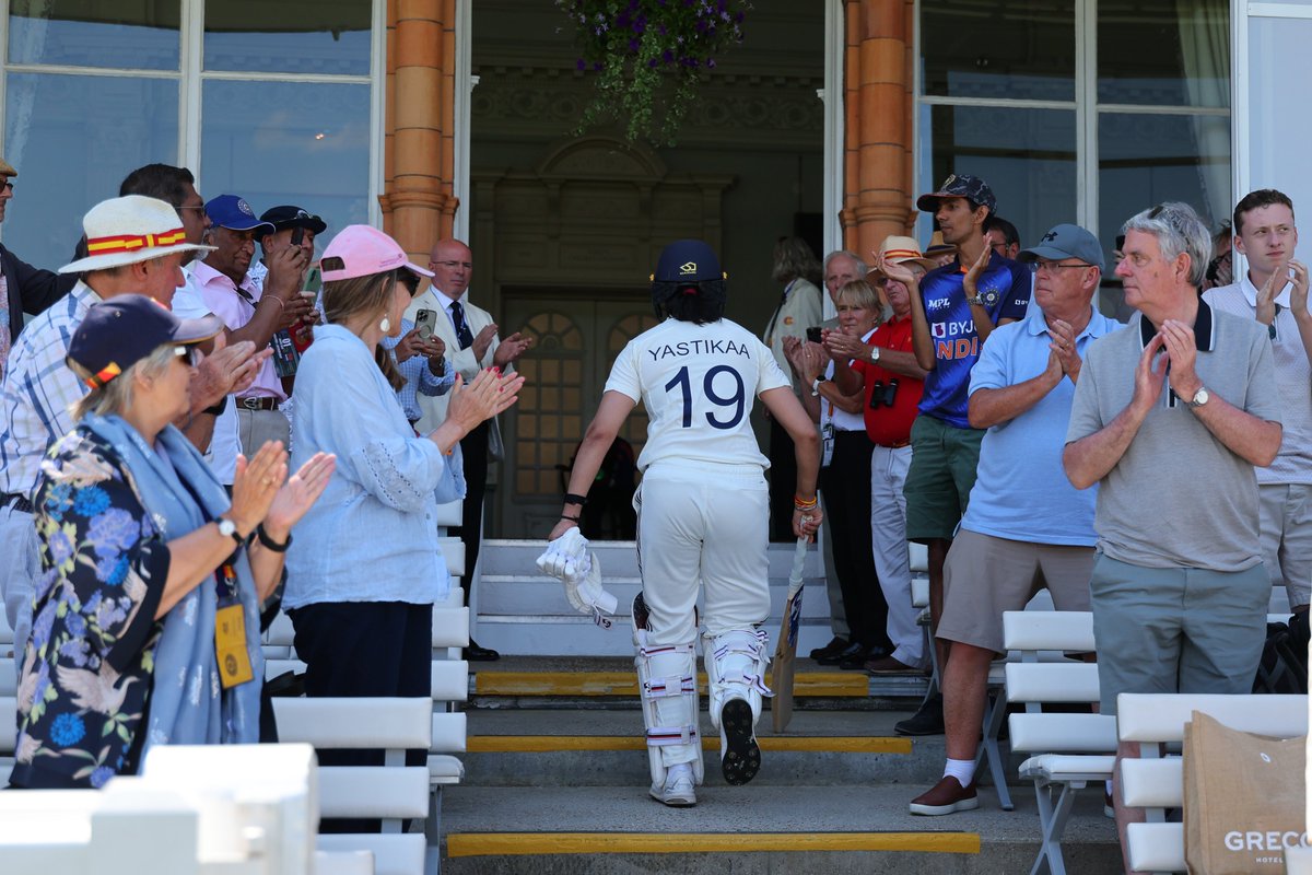 BCCIWomen's tweet photo. Lord's rises to applaud a special performance 🙌👏

Yastika Bhatia walks back after a historic 1️⃣1️⃣3️⃣(158) 💯

Updates ▶️ https://t.co/O1rEau8j8n 

#TeamIndia | #ENGvIND | @YastikaBhatia https://t.co/duNLbKE6NC
