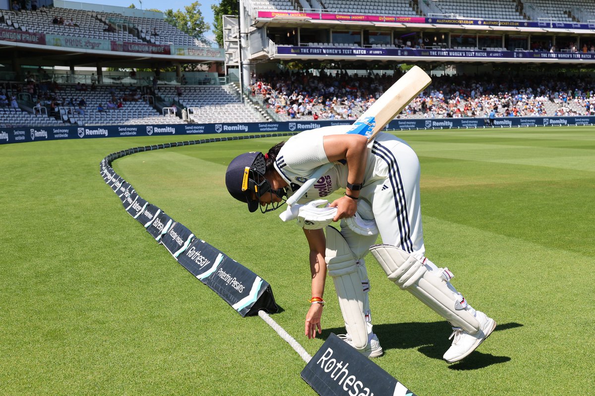 BCCIWomen's tweet photo. Lord's rises to applaud a special performance 🙌👏

Yastika Bhatia walks back after a historic 1️⃣1️⃣3️⃣(158) 💯

Updates ▶️ https://t.co/O1rEau8j8n 

#TeamIndia | #ENGvIND | @YastikaBhatia https://t.co/duNLbKE6NC