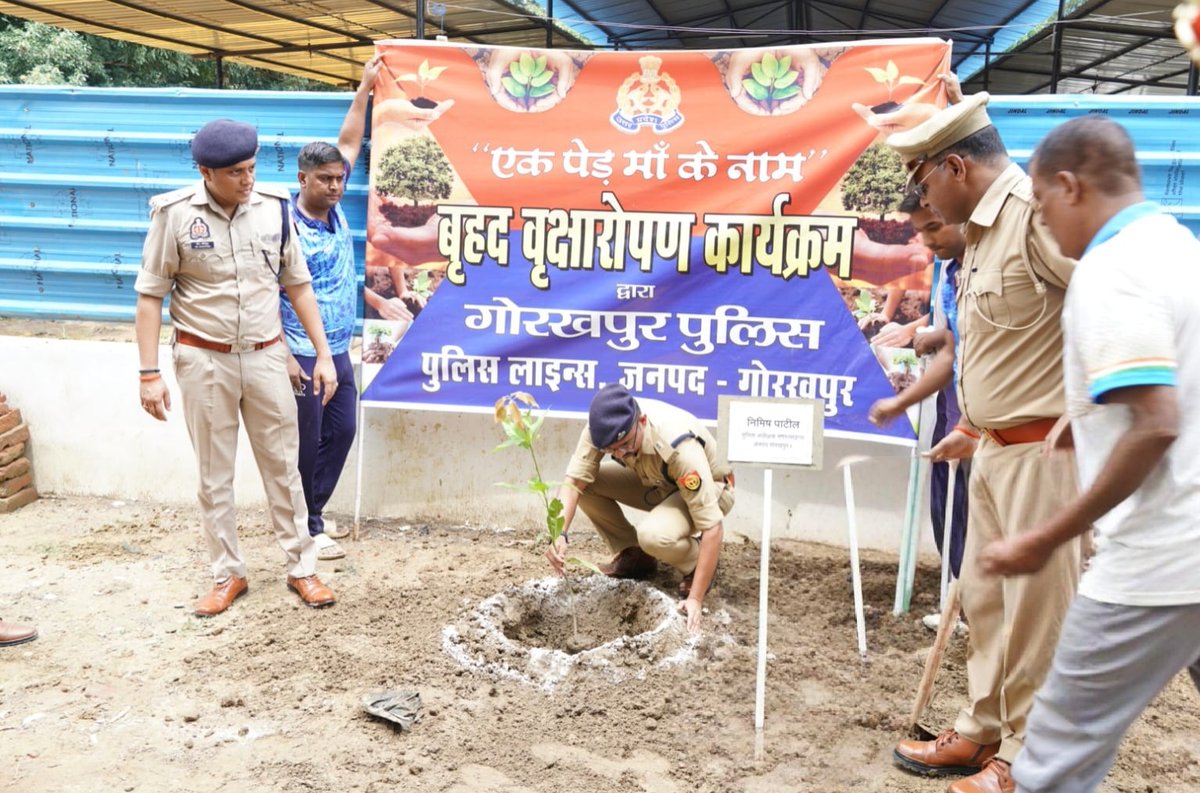 gorakhpurpolice's tweet photo. #gorakhpurpolice

➡️एक पेड़ माँ के नाम" वृक्षारोपण महाअभियान-2026 के अंतर्गत #sspgorakhpur,#spcitygkp व #sptrafficgkp द्वारा वृक्षारोपण कर पर्यावरण संरक्षण एवं हरित भविष्य का संदेश दिया गया।

➡️ इस अवसर पर उपस्थित समस्त पुलिसकर्मियों को पर्यावरण संरक्षण, जैव विविधता के संवर्धन एवं प्राकृतिक संसाधनों के संरक्षण के प्रति जागरूक करते हुए अधिक से अधिक वृक्ष लगाने तथा लगाए गए पौधों की नियमित देखभाल एवं संरक्षण का संकल्प लेने के लिए प्रेरित किया गया।

#UPPolice
@dgpup @AdgGkr @adgzonegkr @diggorakhpur