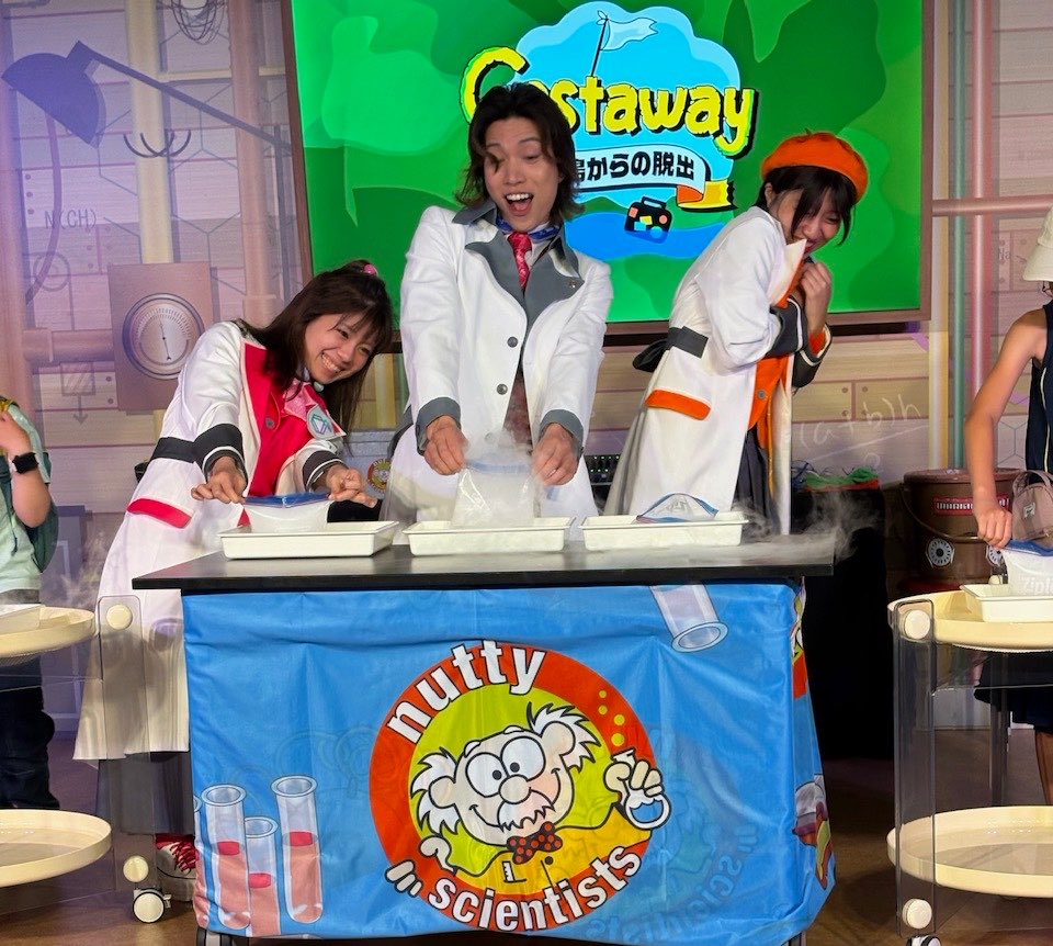 genkiichioka's tweet photo. 高円寺にある科学体験ラボ IMAGINASで開催されていたサイエンスショーに参加させていただきました！

めちゃくちゃクオリティが高くて、本当に面白かったです！
実験ショーが好きな方は一度は観に行ってほしい！

ここからは少しプロ目線ですが…

ビリー博士と助手のアマゾンさんは、さすが役者さん。

動き、声の出し方、間の取り方、表情づくりまで、本当に勉強になりました。

サイエンスライブは実験だけではなく「科学をどう魅せるか」も大切なんだと改めて実感

GENKI LABOでも先日、サイエンスパフォーマンスフェスで助手3人だけでステージに立ちコントを交えながら科学を伝えるショーに挑戦してもらいました。

助手ではなく、科学を伝える”役者”として舞台に立つ。

今日のショーを見て、
「もっと面白くできる！」
とたくさん刺激をもらいました。

僕も久しぶりにサイエンスコントもやりたくなりました…

一緒に台本作って演じてくれるサイエンスアクターになりたい方募集！笑