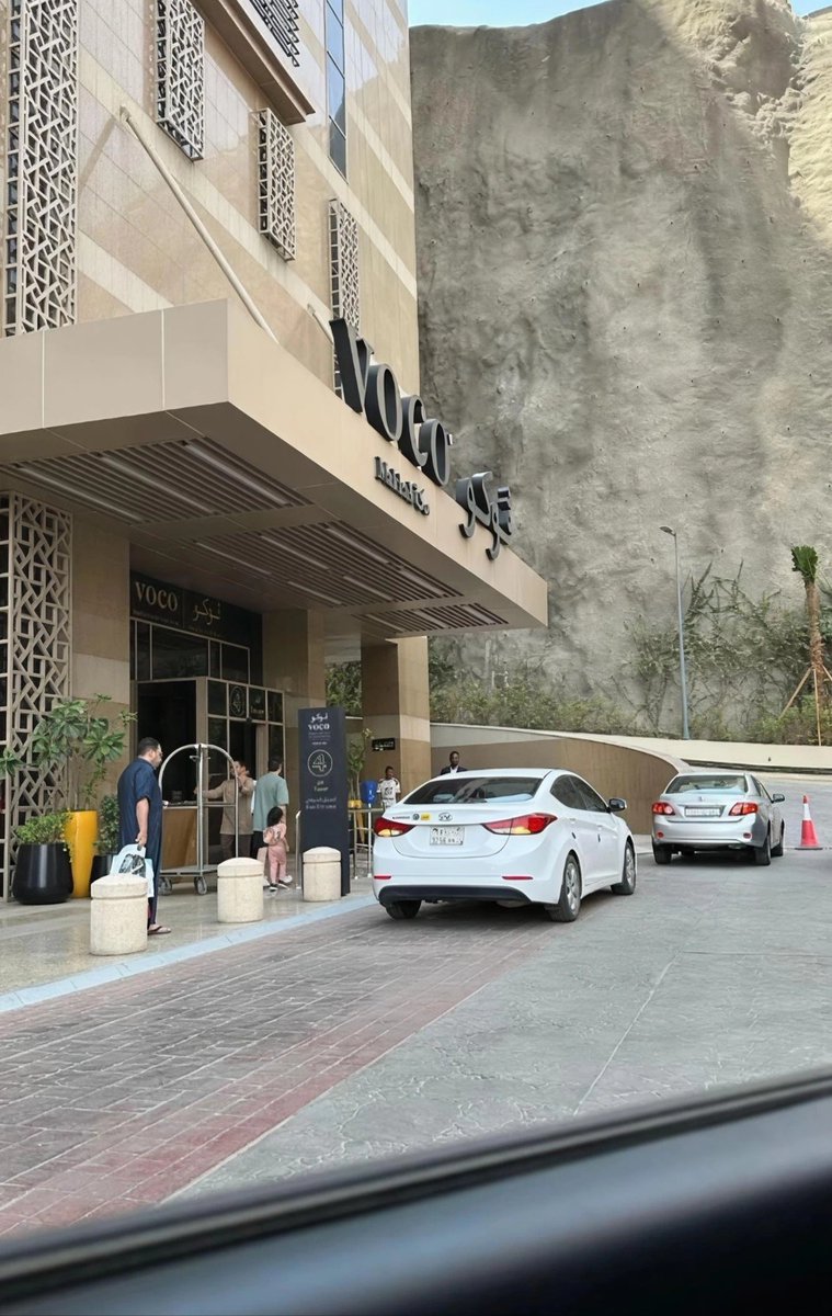 BasmaBa99's tweet photo. 📍يتميّز بموقعه الاستراتيجي على شارع إبراهيم الخليل، بالقرب من الحرم المكي. 🤍🌟 
▪️غرف مريحة بتصاميم عصرية تمنحك إقامة هادئة ومميزة. ✨ 
▪️خدمة باصات مجانية من وإلى الحرم.🚇 
https://t.co/pqqBpbiaki
#احتراف_عبدالله_العمري
#انجلترا_الارجنتين
#حمد_بن_خليفة https://t.co/ROt8l2IR8x