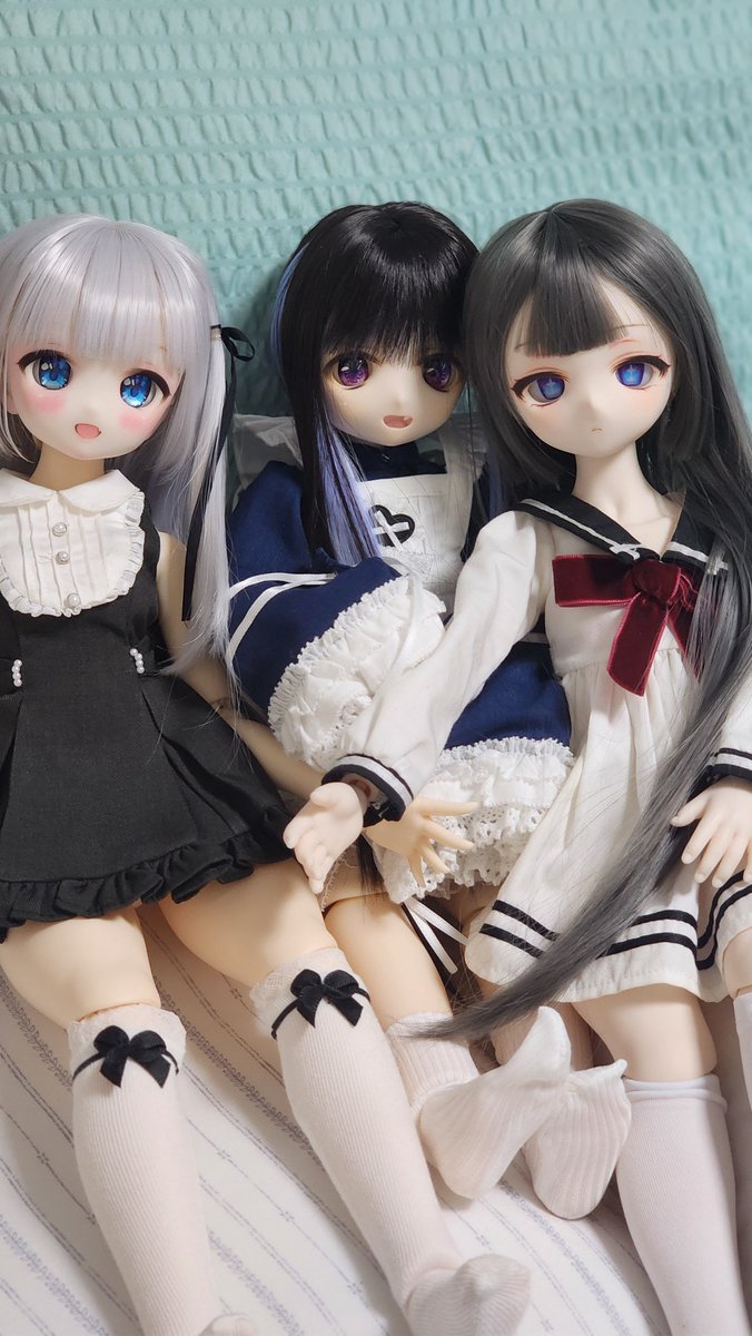 NeuRon_trainer's tweet photo. 私「そろそろ自己紹介しよっか〜✨️」

シア「あ、あの…はじめまして…! シアと言います…。あいりとホシノの専属メイドで...よ、横顔には自信が…！でも単独カットは恥ずかしいです…っ」

あいり＆ホシノ「私たちのシアをいじめないで！😠」

私「いやデビューじゃん💦」
#mdd #うちのこかわいい https://t.co/ZQNBp3ACxV