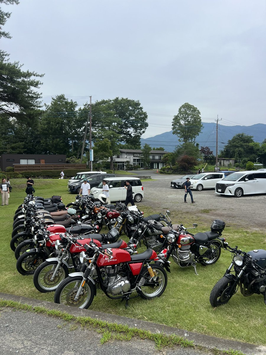 tankenta3's tweet photo. 本日は、コンチネンタルGT&INT とか仲間たちミーティングでした✨
わちゃわちゃ楽しい時間だった~🎵
#ロイヤルエンフィールド
#continentalgt650
#INT650 https://t.co/jyVmqi8q3d