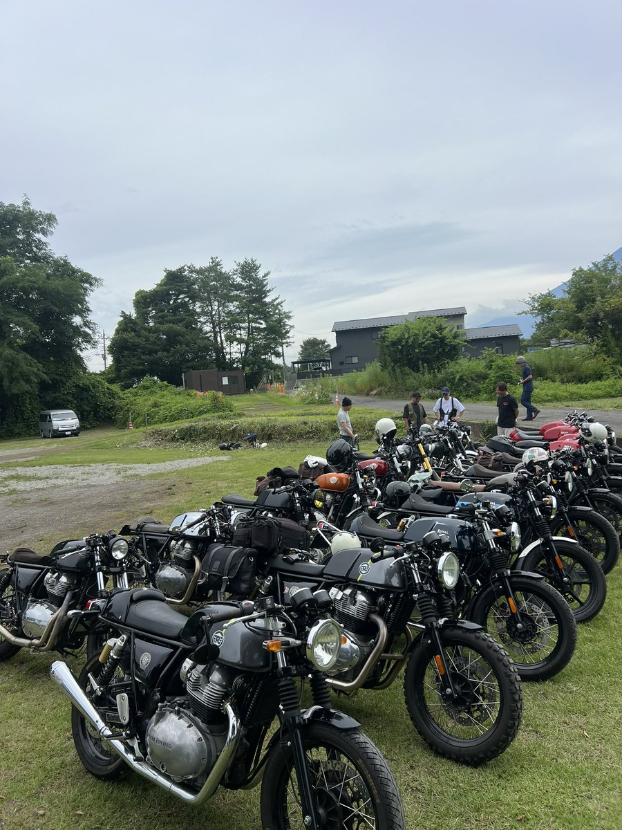 tankenta3's tweet photo. 本日は、コンチネンタルGT&INT とか仲間たちミーティングでした✨
わちゃわちゃ楽しい時間だった~🎵
#ロイヤルエンフィールド
#continentalgt650
#INT650 https://t.co/jyVmqi8q3d