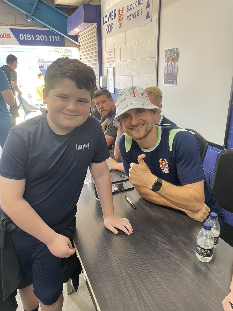 Martin24David's tweet photo. Boss day as always at @TranmereRovers  open day! @TRFCWomen have made a little fan today 🤍💙 #SWA #SWA2 #TRFC https://t.co/MjLzocwVVQ