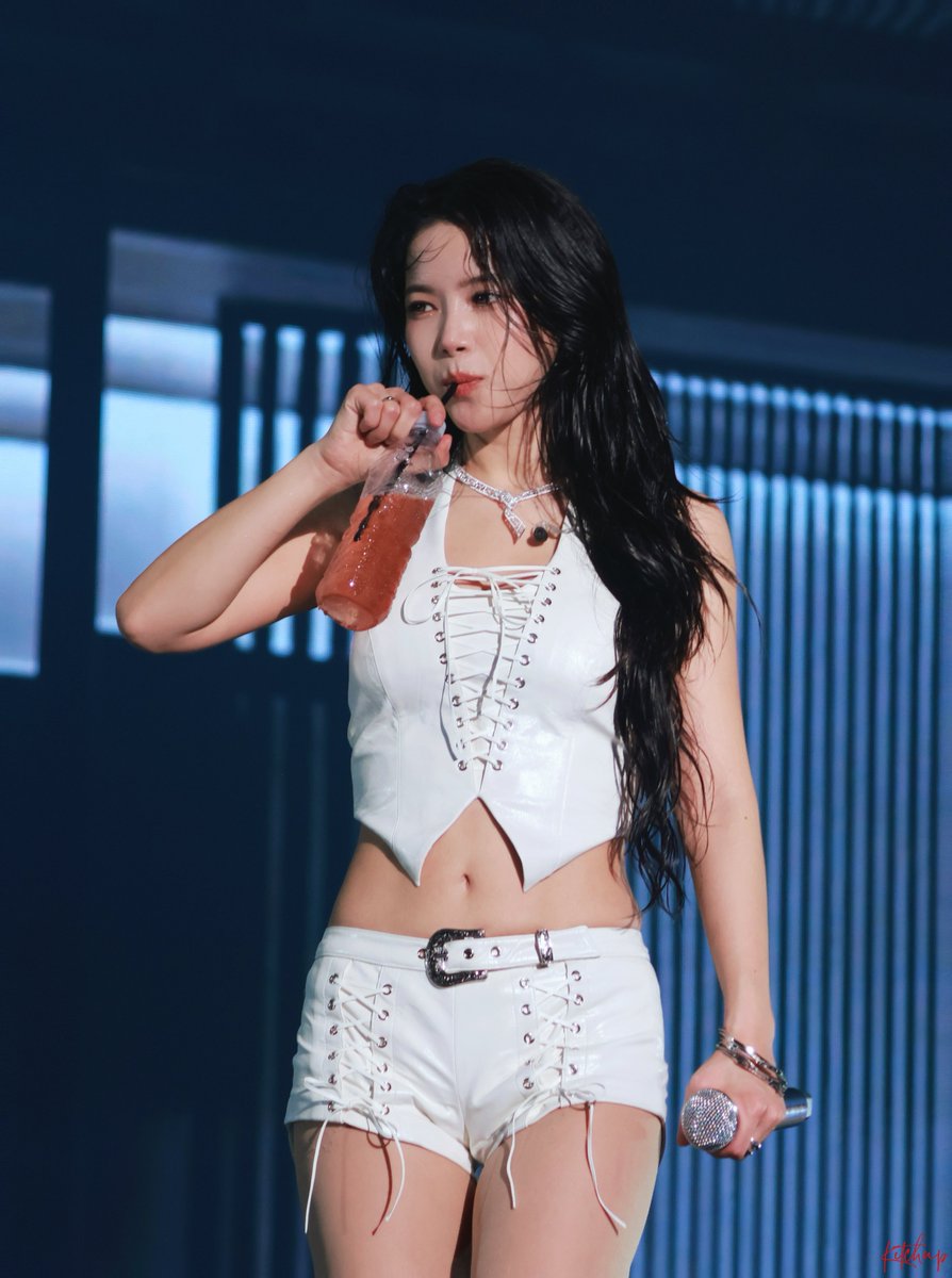KETCHUP_221's tweet photo. 260619-21 MAMAMOO [4WARD] Concert in Seoul
Solar is made of 100% gorgeous + 100% cuteness + 100% omija✔️

#마마무 #MAMAMOO
#솔라 #SOLAR
#용용하면죽겠지 #yongyongdie https://t.co/UB6c1wL51k