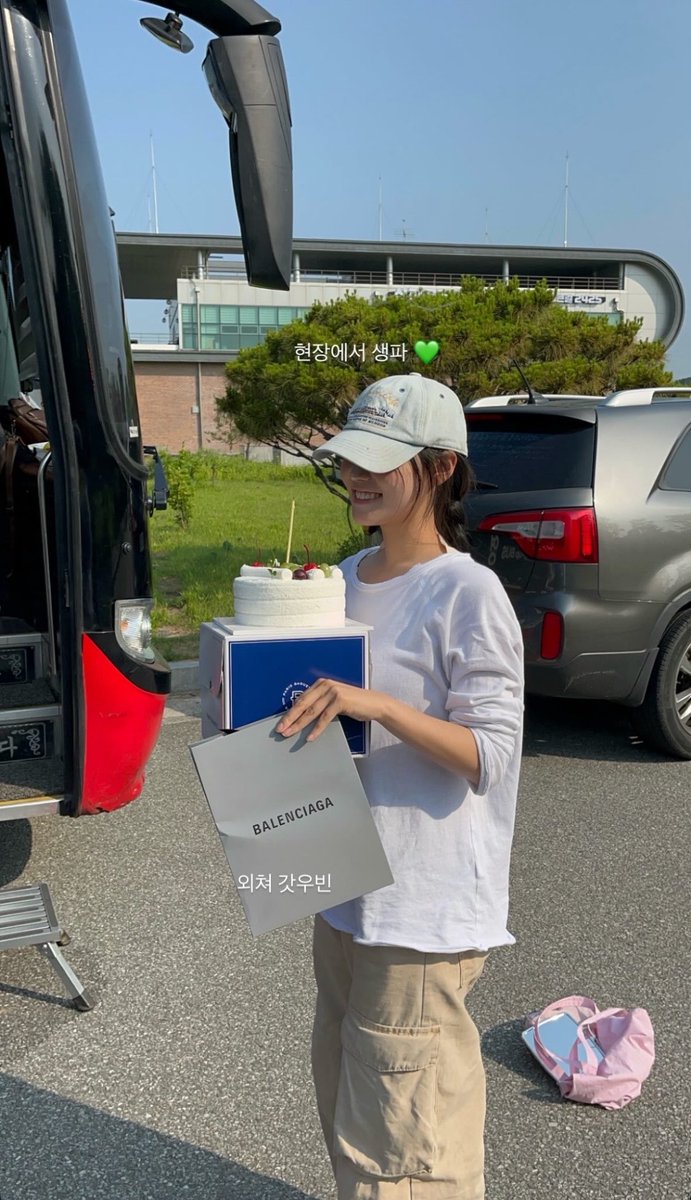 AnastasiaPacker's tweet photo. Kim Woobin, who always takes care of his staff and sometimes even their moms 🥹💓
*god Woobin* https://t.co/AMgOUUWHho