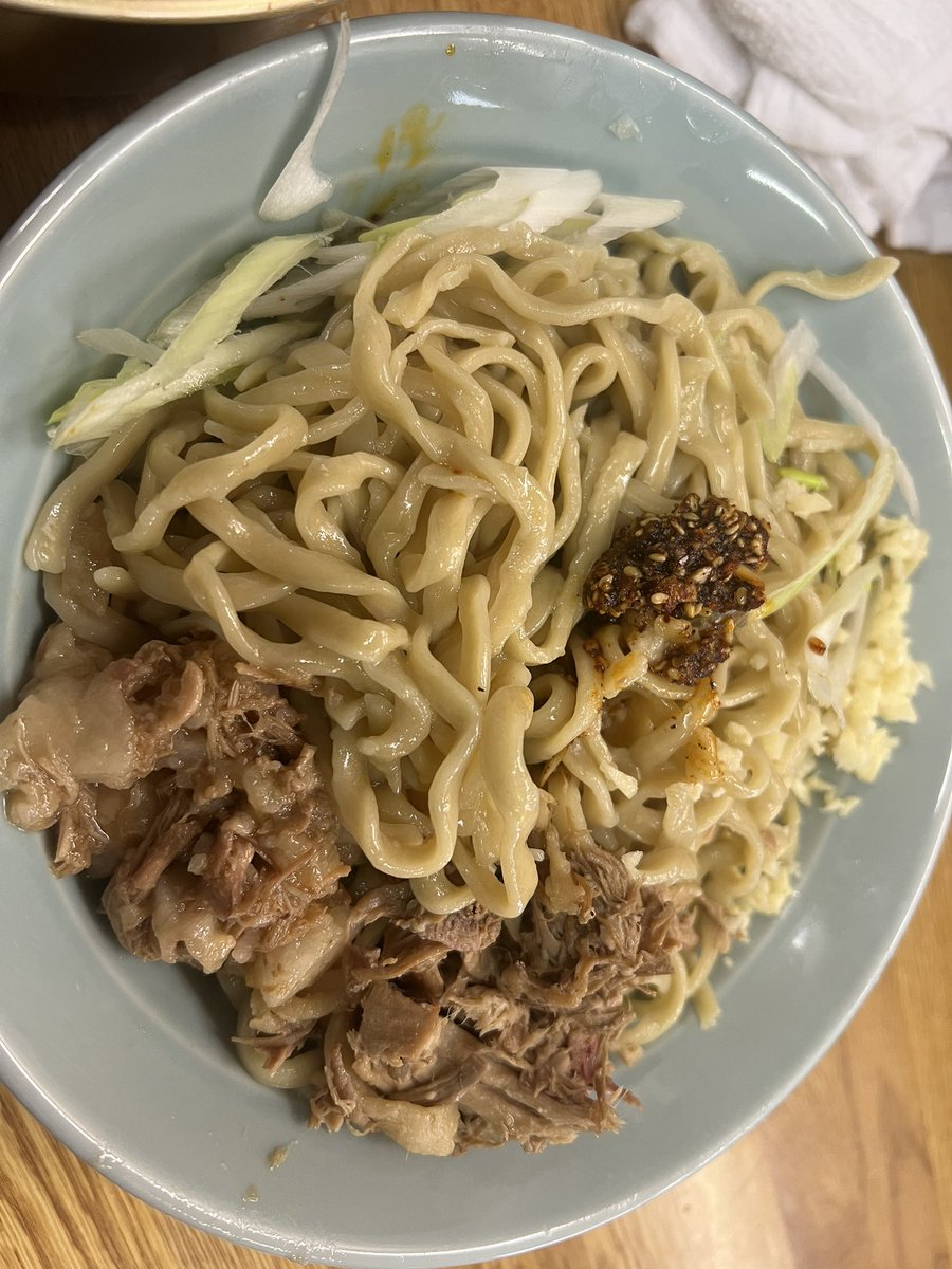 shu__D___'s tweet photo. 会社の先輩とラーメンそらへ
どぎさん、ゆーいちろうさん、ぼんちょさんに会えて◎
今回は火鍋の600申請と白を注文
つけ麺5分くらいで食べたら店主さんに「まだいけます？」と声をかけられ「はい」と答えると追加で300ほど着丼
こちらは予想外の量
自分のキャパ的に1キロが限界なため撃沈
すみません https://t.co/HV7xcVLpUE