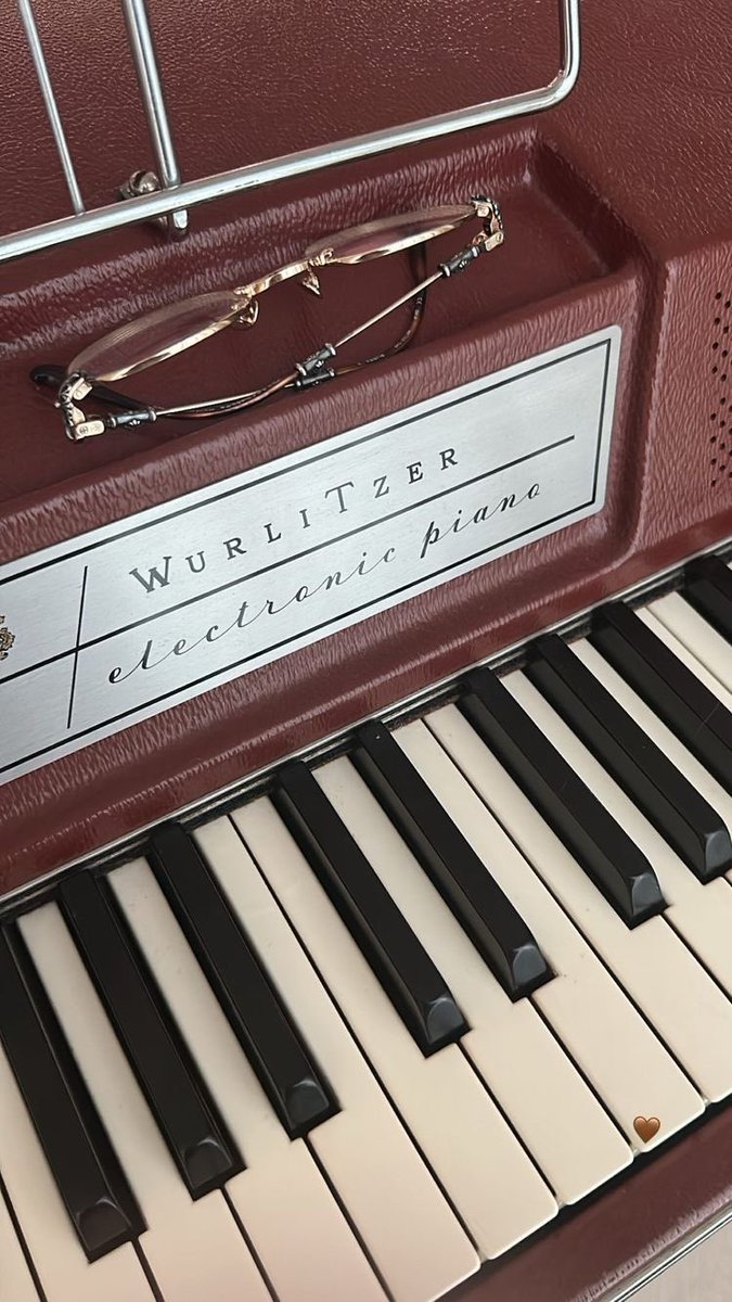 eleven_digits's tweet photo. Rosie owns a Wurlitzer, and she has posted about it before. It was a gift from RÉC/Shuu. This model is different though. The knobs (2 vs 3) and colors are different ✨ https://t.co/YTrCewtO1H