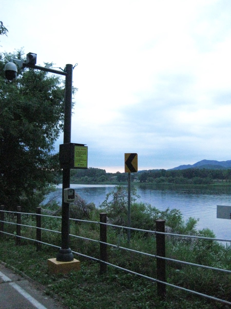 west_westt_'s tweet photo. 한여름밤의꿀~ 같은 산책.. https://t.co/jgHSigobR6