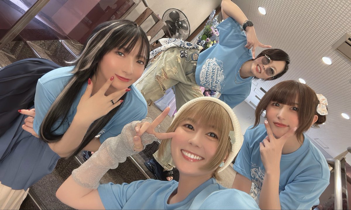 T_Larissa_T's tweet photo. #シーサイド夏フェス☀️

昼の部☀︎ありがとうございました.ᐟ.ᐟ

抱擁する [いくらし]の周りを公転する[ひよらり]は夏の風物詩とされています。

帰りに四人でご飯食べたよ～～～.ᐟ.ᐟ https://t.co/7r0SwSuEus