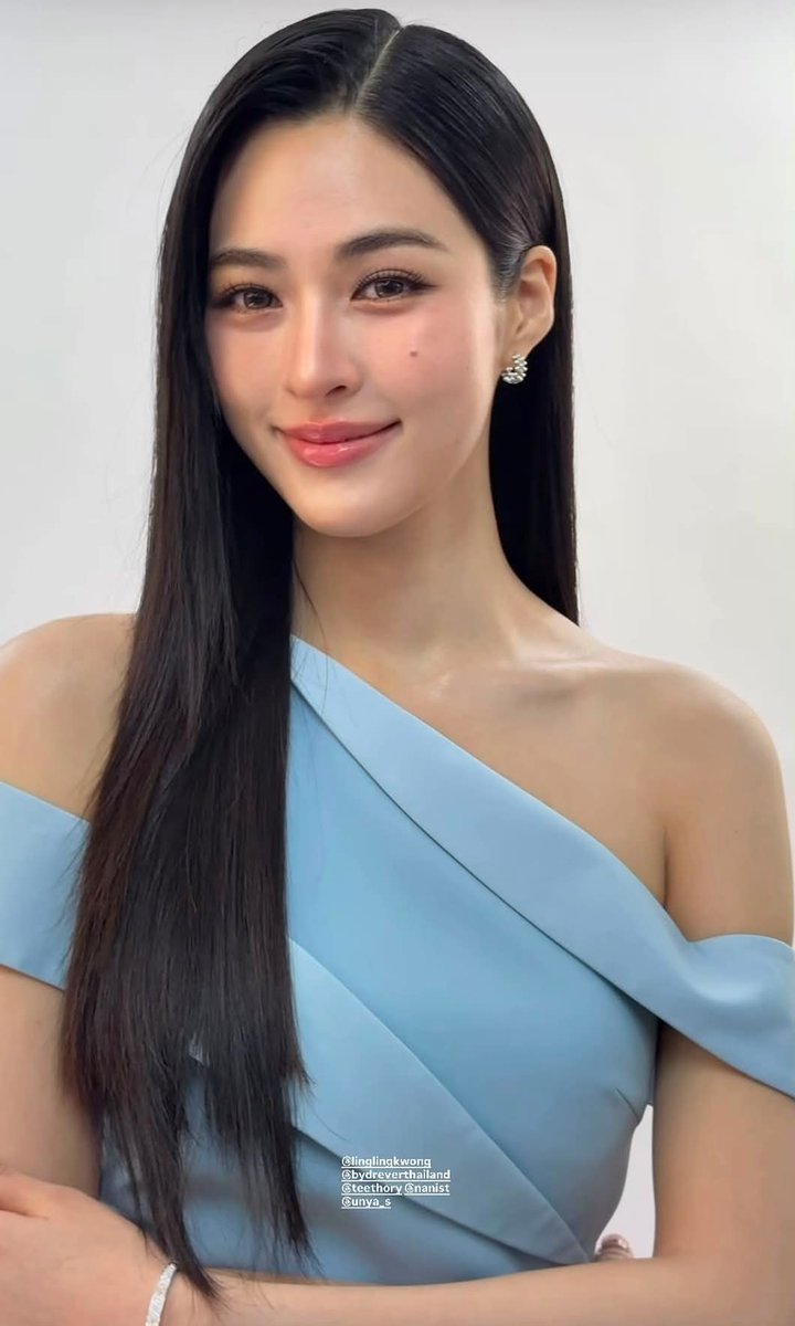 Ting190726P's tweet photo. "งามเอยงามแท้งามตะลึง
งามเนตรงามซึ้งงามขนง
งามยิ้มงามแย้มงามทรง
งามหนึ่งงามอนงค์งามนิรันดร์"
#Linglingkwong‌ https://t.co/sgUghUebVK
