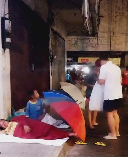 MbudDull's tweet photo. #SegoSedulur membagikan makan malam untuk homeless dan simbah-sinbah buruh gendong dan kupas bawang Pasar Bringharjo.
Sehat selalu, Bahagia dan rejeki melimpah 🙏 https://t.co/9vb07HxA0e