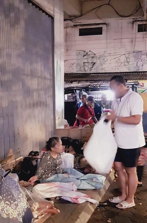 MbudDull's tweet photo. #SegoSedulur membagikan makan malam untuk homeless dan simbah-sinbah buruh gendong dan kupas bawang Pasar Bringharjo.
Sehat selalu, Bahagia dan rejeki melimpah 🙏 https://t.co/9vb07HxA0e