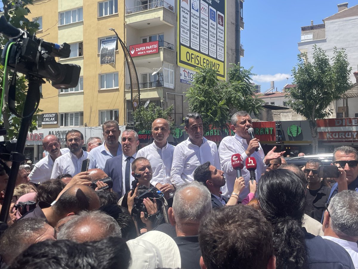 ahmetevcen's tweet photo. Genel Başkanımız Sayın Özgür Özel’in Niğde Halk Buluşması’na eşlik ettik.

Meydanları dolduran coşku, halkın değişim ve adalet talebinin en güçlü göstergesidir.

Bu selin önünde duramayacaklar. Halkın iradesi mutlaka kazanacak. https://t.co/jB2yVC1VYA