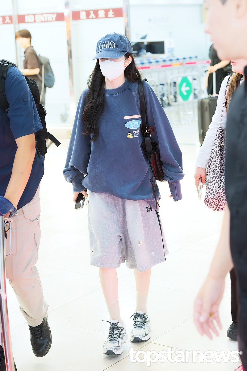 TSN_PHOTO's tweet photo. [HD포토] 레드벨벳 아이린, ‘뾱뾱뾱 소리가 날 것 같은 발걸음’ (김포공항 입국) #아이린 #IRENE #레드벨벳 #RedVelvet #팬사인회 #김포공항 #출국 #입국 #프리뷰 https://t.co/QUWEcXiFSm <- Original Photo https://t.co/o2m7r3kr6u