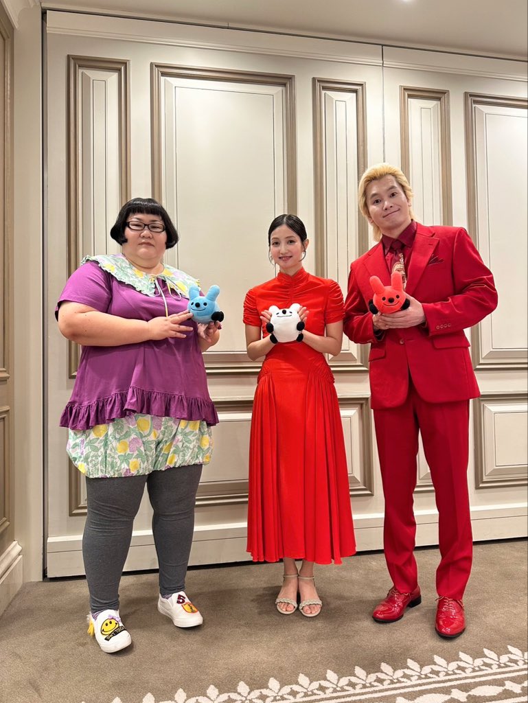 d_ayn's tweet photo. 事務所の先輩の
メイプル超合金さんお2人と、

広告出演させて頂いている
ラビットさんの表彰式に
お邪魔して参りました。
(お写真掲載許可頂いてます)

改めてラビットさん、
20周年おめでとうございます。
⁡
また最近もCMが
流れているとの事なのでぜひ。 https://t.co/7Un4pdeeio