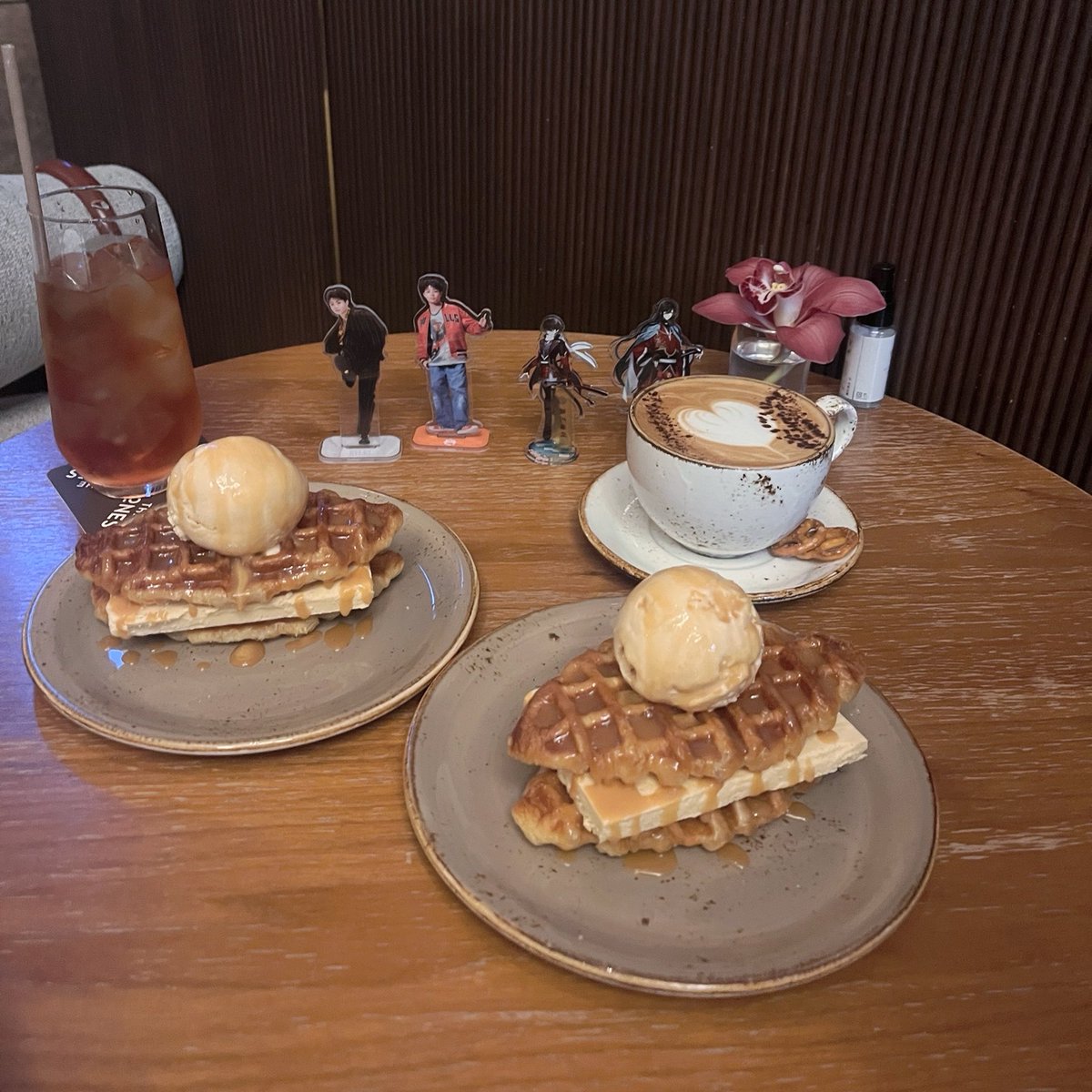 ryukinght's tweet photo. お友達とワッフル食べに行った🧇🍨
刀とまぜが同じテーブルに並んでるのちょっとおもろい😽 https://t.co/wwQWp8RWsG