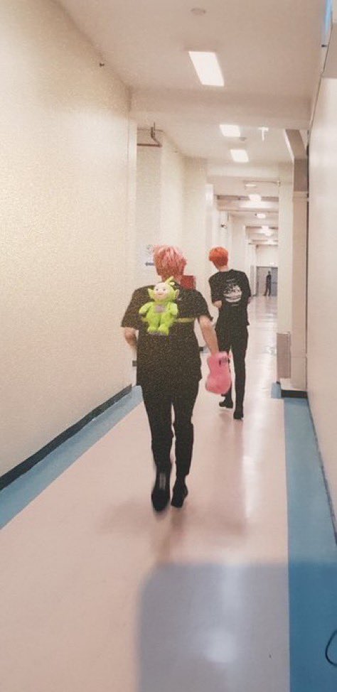 oshmuse's tweet photo. THIS IS THE CUTEST SHIT EVER ARGUE WITH THE WALL https://t.co/dYM65fauc0