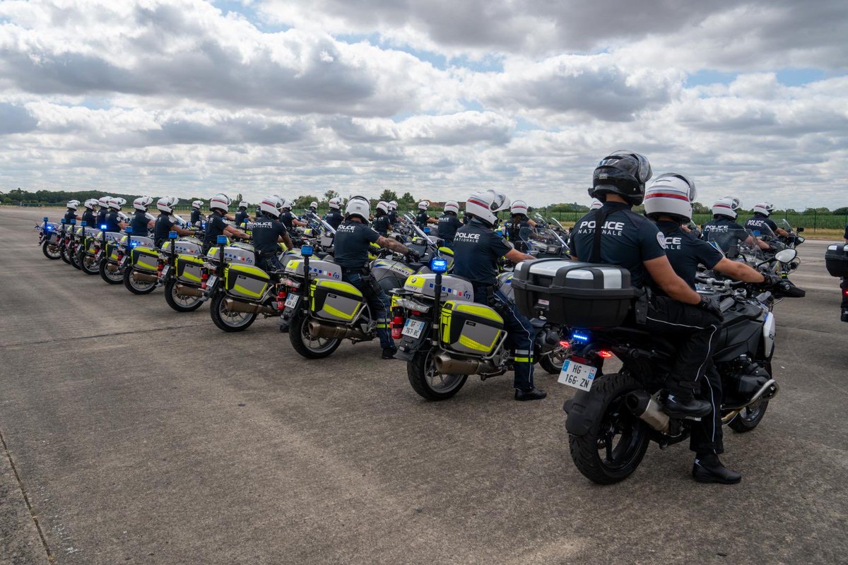 prefpolice's tweet photo. #14Juillet 🇫🇷 | Au sol comme dans les airs, à pied ou en véhicule, les préparatifs et les répétitions du défilé du 14 juillet battent leur plein ! https://t.co/lYopzpsyS9