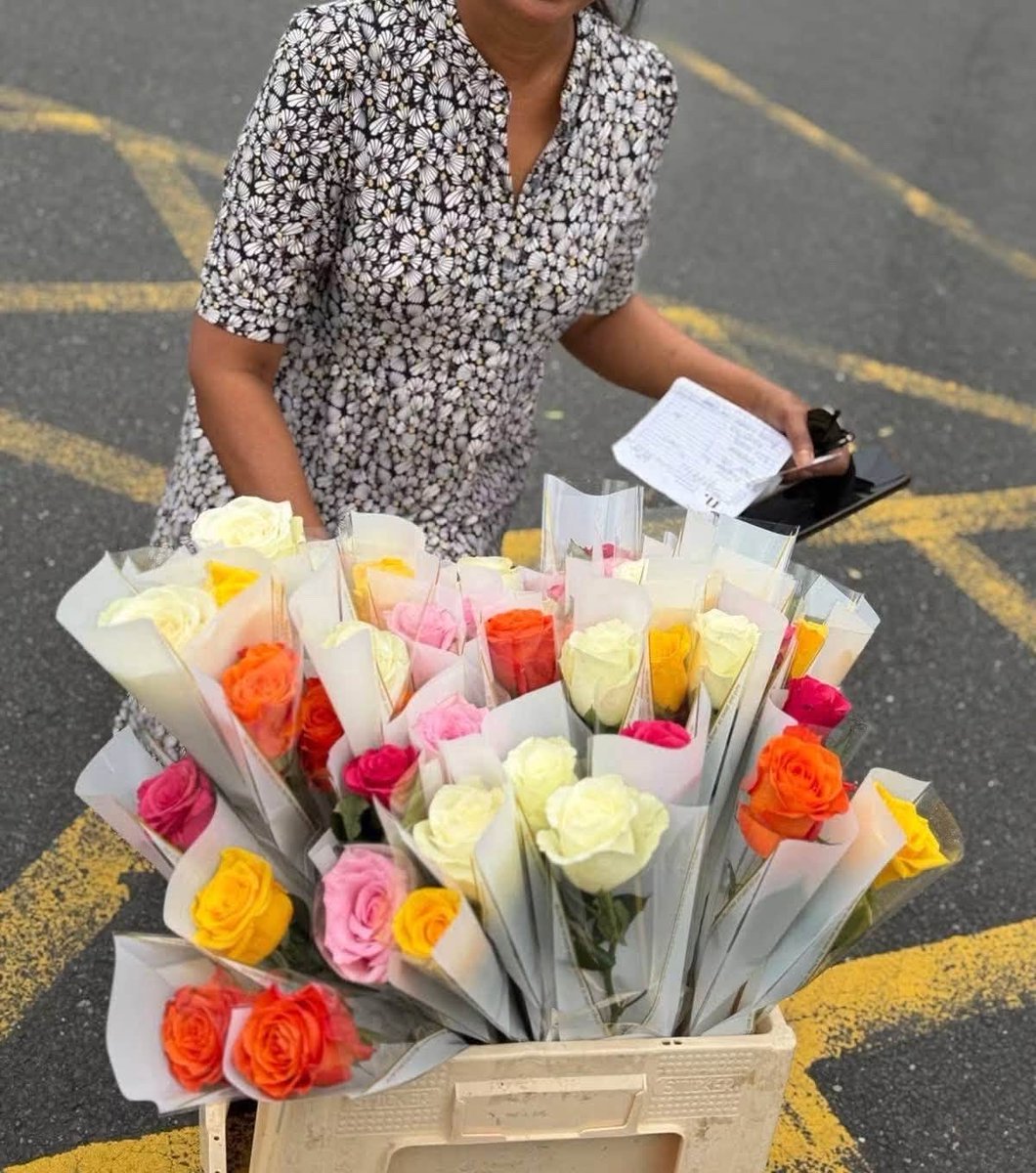 Ls28_Zp25's tweet photo. Harry sent flowers to residents and staff at a nursing home in Wembley last week to say thank you for his London residency😭He’s the most sweetest and thoughtful human being🥹I love him soo much😭🩷Protect this baby please🥺

He gave free roses, icecream, hand written note in a newspaper, and now this😭He’s just perfect🥰
#TogetherTogetherLondon