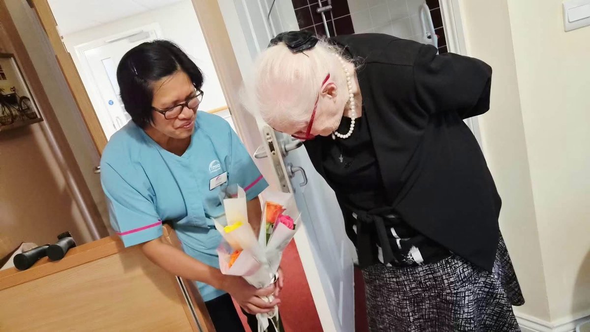 Ls28_Zp25's tweet photo. Harry sent flowers to residents and staff at a nursing home in Wembley last week to say thank you for his London residency😭He’s the most sweetest and thoughtful human being🥹I love him soo much😭🩷Protect this baby please🥺

He gave free roses, icecream, hand written note in a newspaper, and now this😭He’s just perfect🥰
#TogetherTogetherLondon