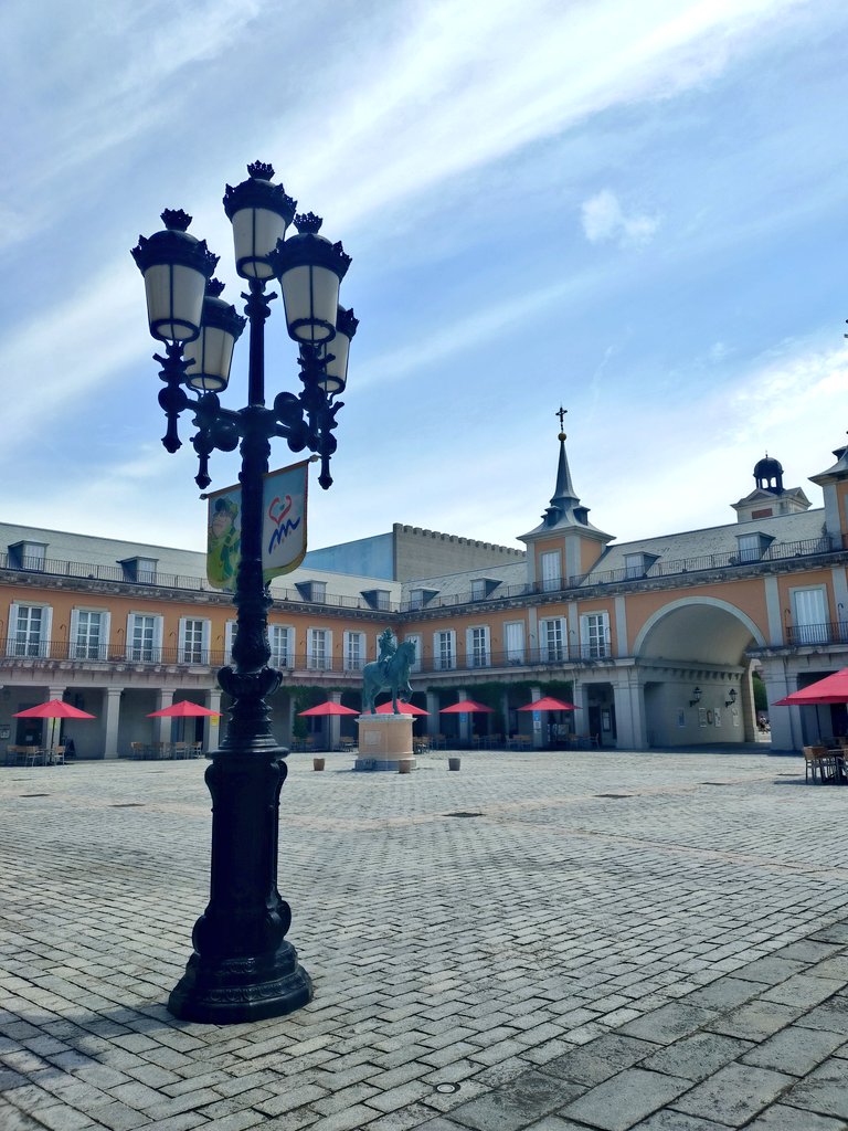 ceramicnyanko's tweet photo. スペイン村行ってきた
開園5分前に行って目玉ジェットコースター（奥）の始発に乗れた https://t.co/QbV6hbBCXw