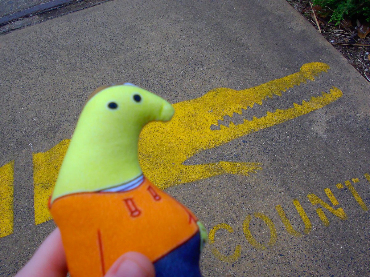 notpancakehater's tweet photo. a thread of me taking my charlie plushie on a roadtrip #wow🧵 https://t.co/43oJCKZgKx