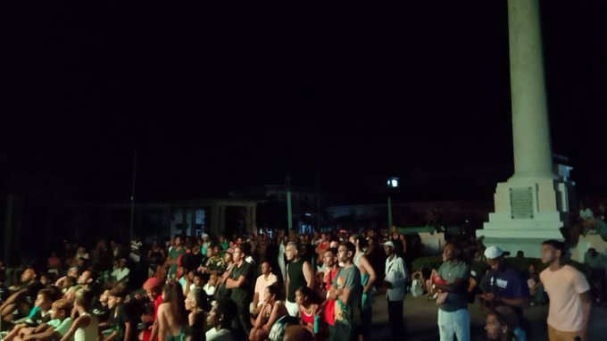 mambisa25's tweet photo. #SantiagoDeCuba Entre las principales actividades desarrolladas este fin de semana estuvo el disfrute de la Copa Mundial de Fútbol en la emblemática Plaza de Marte, amplia representación de niños , jóvenes y adultos disfrutando de esta fiesta deportiva mundial. #VeranoConMiGente https://t.co/z1k0WoQRbX