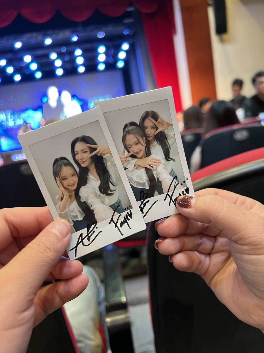 tvan_ph's tweet photo. Nhân phẩm tốt… không trúng signed polaroid nhưng được nhường lại 😽🥰

FAYEATOM VIETNAM FANMEET
#FayeAtom1stFMinHCMC 
#FayeAtom 
#FayePeraya #AtomPariya https://t.co/ZZrrNwkITr