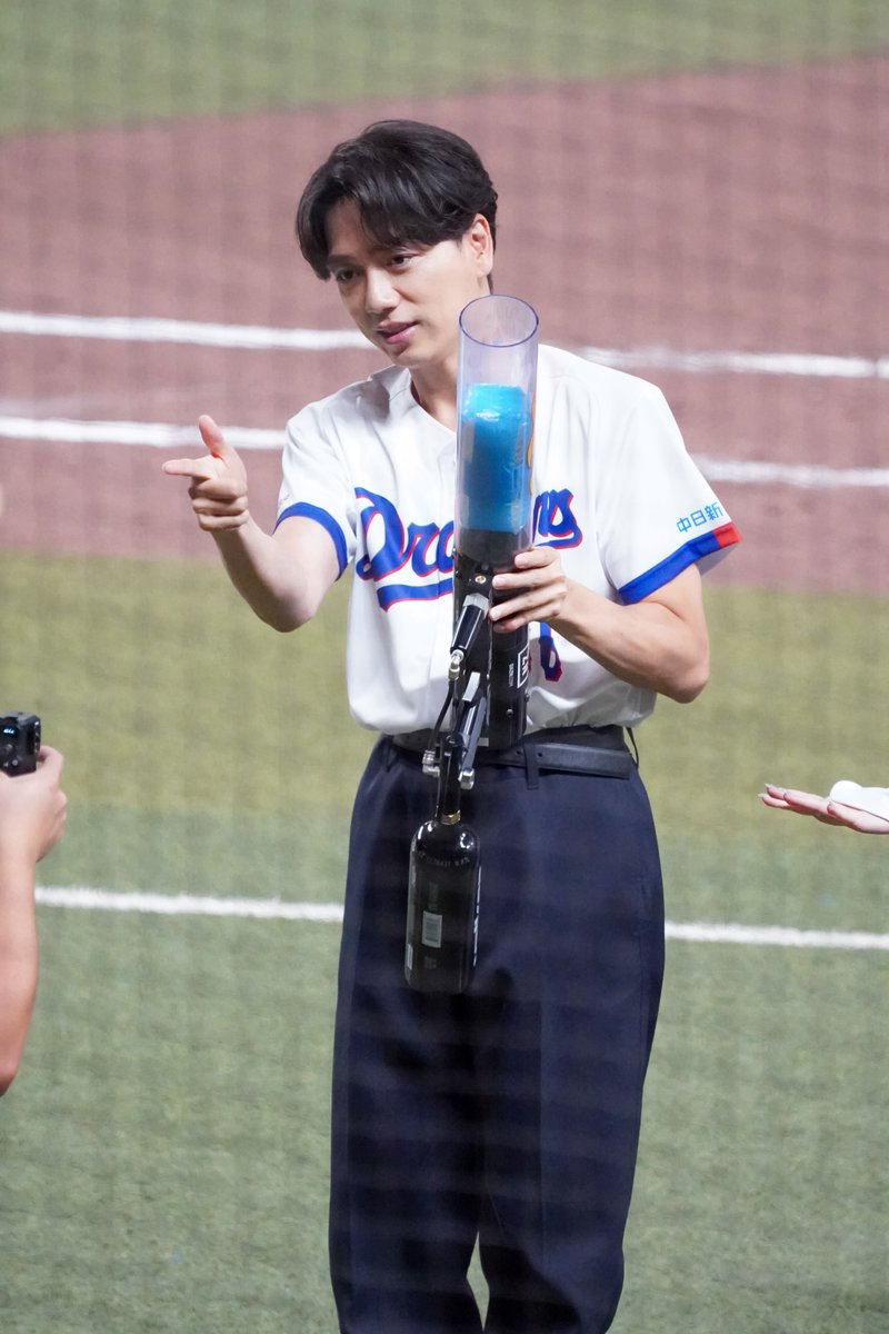 __dora89__'s tweet photo. 2026.07.10
⁡
カメラに向かって💥🔫
⁡
#中日ドラゴンズ
#Dragons
#山崎育三郎 https://t.co/8XLMQ6v9Ts