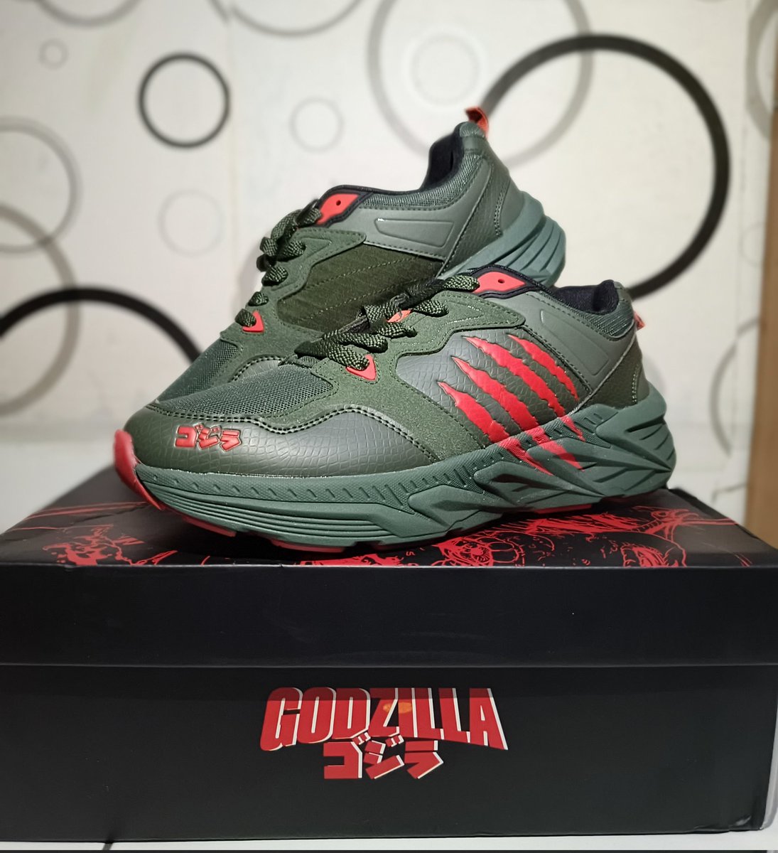 Dapa_404's tweet photo. @godzilla_jp No wonder I recognized the claw👟🤙 https://t.co/slNjDHncrF