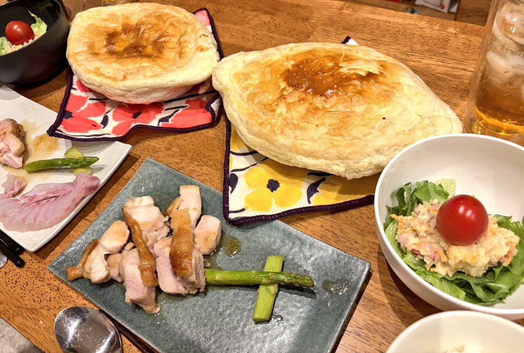 NontanMu's tweet photo. 今日は相方さんの誕生日だったのでいっぱいご飯を作りました！😋🍴
クラムチャウダーのパイ包みすごい上手くできて美味しかった！🥧 https://t.co/Ze17oHev95