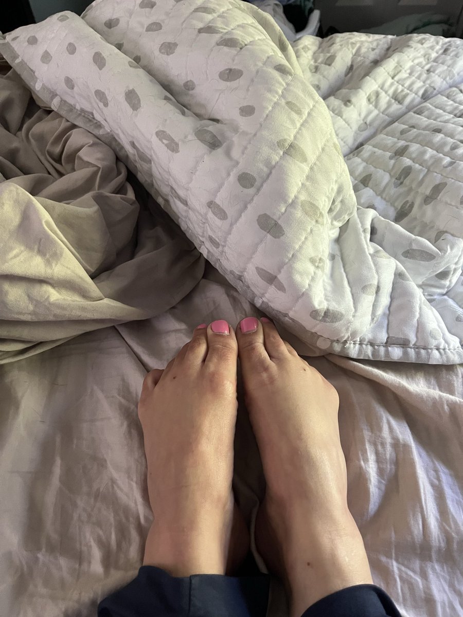 EvaFeet35's tweet photo. Morning stretch! Requests open for more on my FF account, link in bio 💕👣 https://t.co/Pc0mBdX5BW