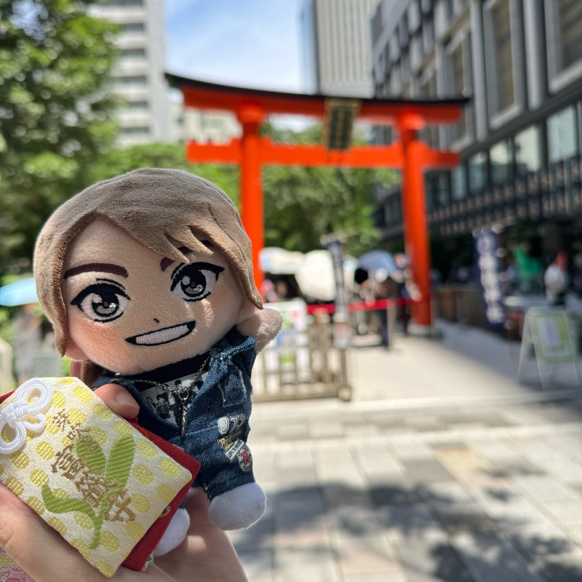min788r's tweet photo. スタジオアリス状態で｢かわいいね〜🥹今日もほんっとにかわいいよ〜🥹かわいい〜🥹｣って言われながら写真を撮られ戸惑うれーぬい。つなぎ似合ってて良い。とてもかわいい。

このあと幸運鈴自分にもシャンシャンされるとはまだ知らない。

#うちのれーぬい https://t.co/hJcsC1jrrA