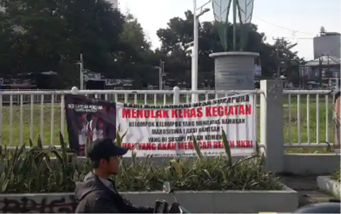 jorgianaaa's tweet photo. beberapa tahun lalu, isu komunisme juga pernah dipake buat nuding Aksi Kamisan karena membuka ruang bagi korban tragedi pembantaian massal tahun 65-66.

padahal Aksi Kamisan emang selalu digunakan untuk membela kelompok marjinal dan tersisihkan.

playbooknya sama persis begini. https://t.co/Uf28nu2BTS