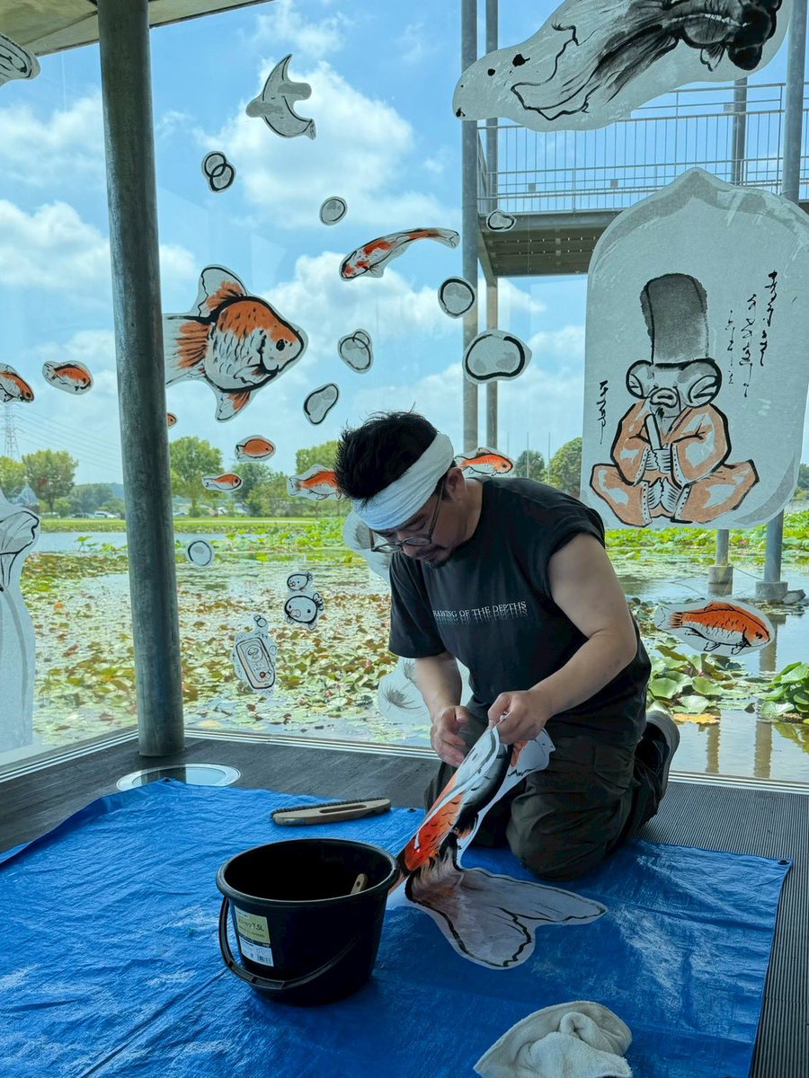 金魚水墨館の設営風景。 一枚一枚丁寧に貼り付けました。この作品は