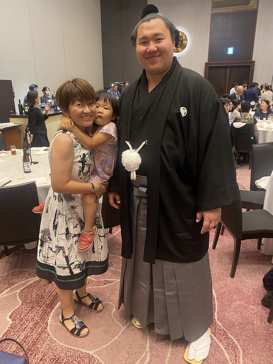 tomotomo0310's tweet photo. 大青山関、新入幕初日白星おめでとうございます㊗️
#sumo
#大相撲
#名古屋場所 
#写真は十両昇進パーティ https://t.co/Hsc4XdOKPt