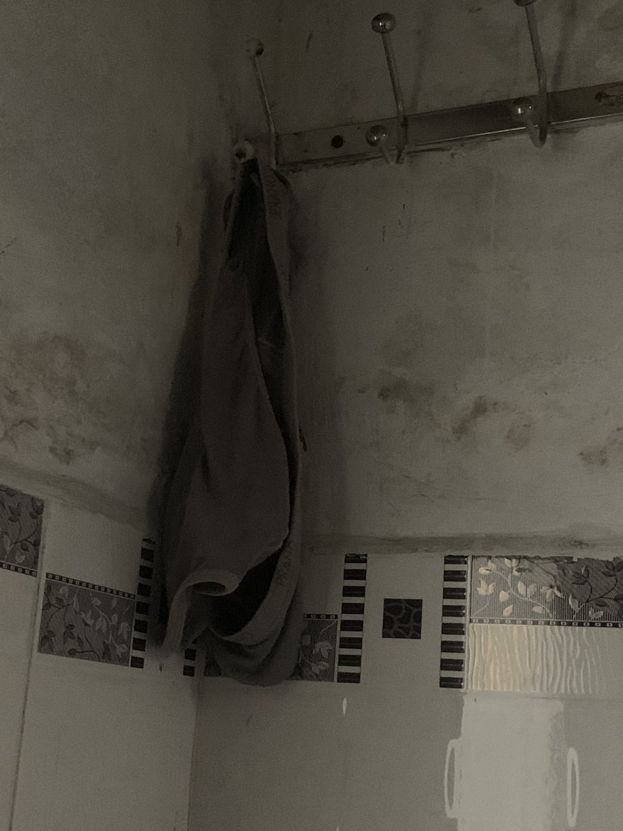 Dametraithang's tweet photo. Chịu s nỗi khi vừa vào toilet thì 1 anh cao to đtrai tắm ra quên sịp bước ra. Quá đã https://t.co/vI73Yfdhwj