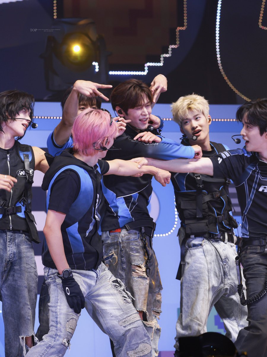 TOP_RIIZE's tweet photo. 260710 JAPAN FANMEETING RPG 福岡

🎮👾🕹️ #RIIZE #라이즈 https://t.co/OeV3zzIACk