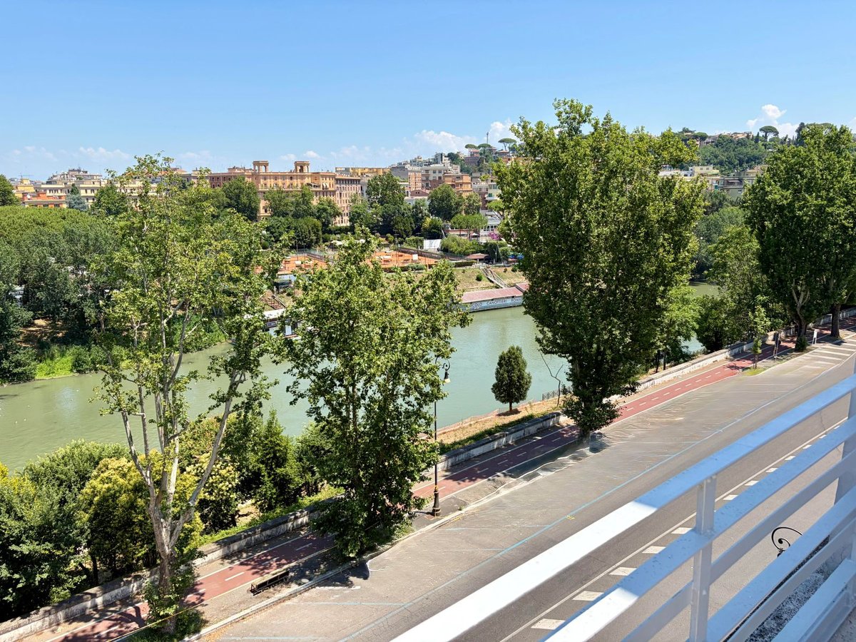 Roma's tweet photo. 🏡 La Casa di Alberto Moravia apre le porte a un viaggio nella Roma del Novecento.

Nello studio sul Lungotevere della Vittoria si conserva ancora la sua Olivetti, la sua biblioteca e le sue preziose opere d’arte.

Scopri di più 👉 https://t.co/FUBSE8CsLS

#AllaScopertadiRoma https://t.co/bF6AEh4ADr
