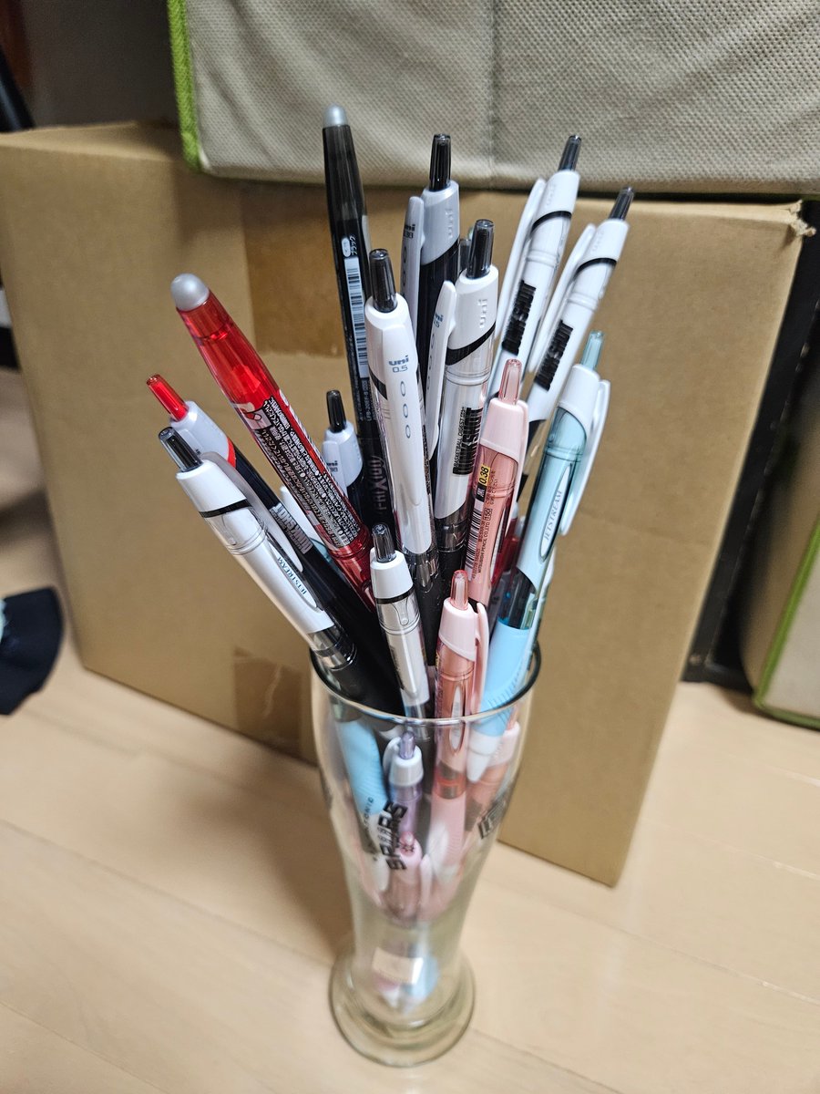 僕が集めたボールペン達 40本以上のボールペンをまとめておける良い感じのやつくれ。限界だ